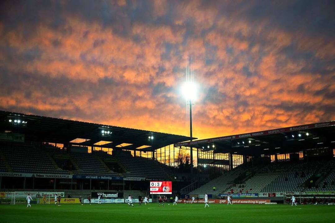 Das Dreisamstadion kurz vor dem letzten Spiel vor Ort in der Abendsonne.  | Foto: Sebastian Gollnow (dpa)