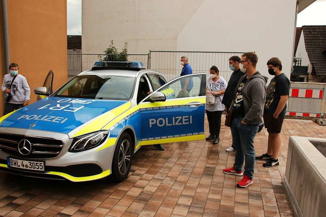 Einmal ins Polizeifahrzeug schauen &#8...im Posten  in Bötzingen auf Interesse.  | Foto: Mario Schöneberg