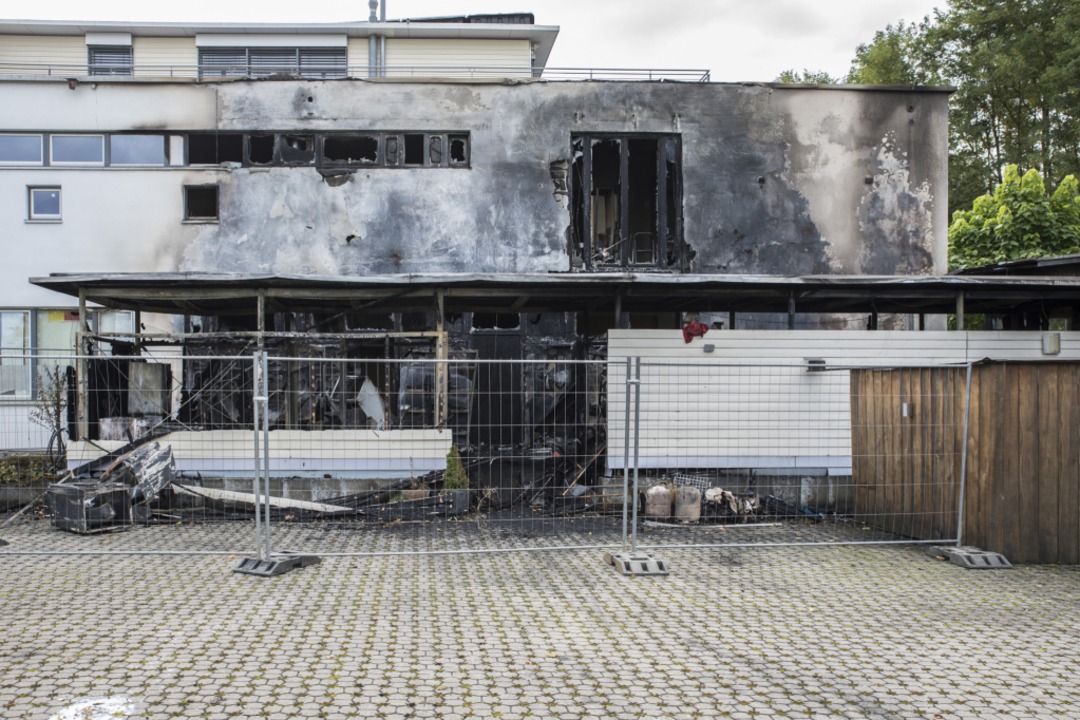 Der Brand in dem Lagerschuppen  hat  a...gebäudes erfasst und stark beschädigt.  | Foto: Hubert Gemmert