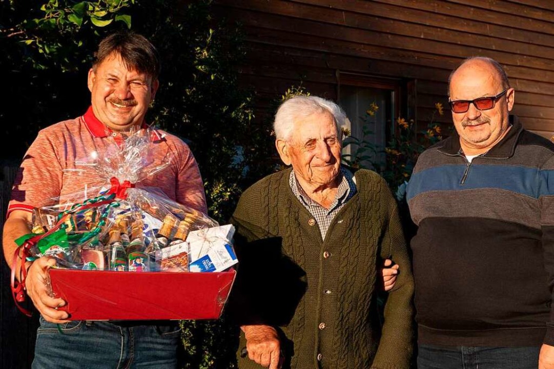 45 Jahre arbeitete Rudolf  Kopp (Mitte...links) und Dietmar Schwarz ehrten ihn.  | Foto: Wolfgang Scheu