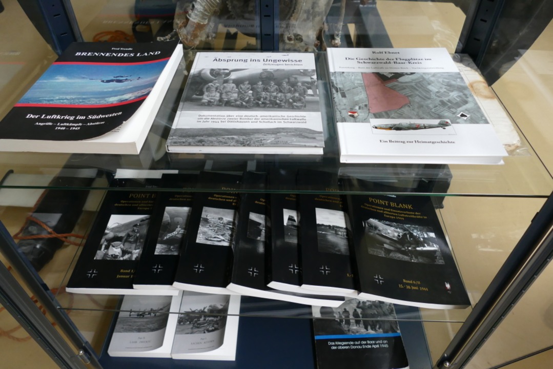 Viele Bücher über Flugzeugabstürze im ...ungen Piloten lagern in einer Vitrine.  | Foto: Martin Wunderle