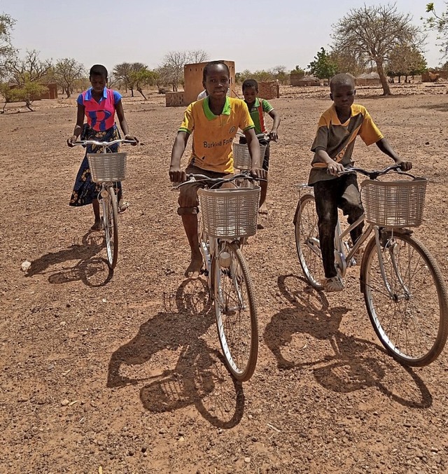 Mit dem Fahrrad zur Schule, fr viele ...Hier will die Stiftung Brcke helfen.   | Foto: Georges Bazi