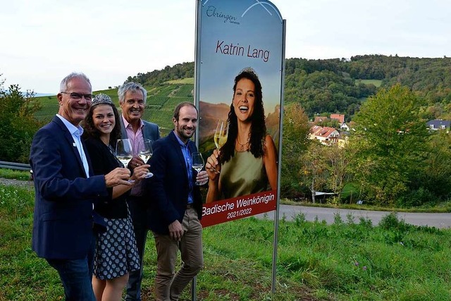 Brgermeister Rainer Mosbach (von link...und Kevin Sthr vom Winzerhof Ebringen  | Foto: Sophia Hesser