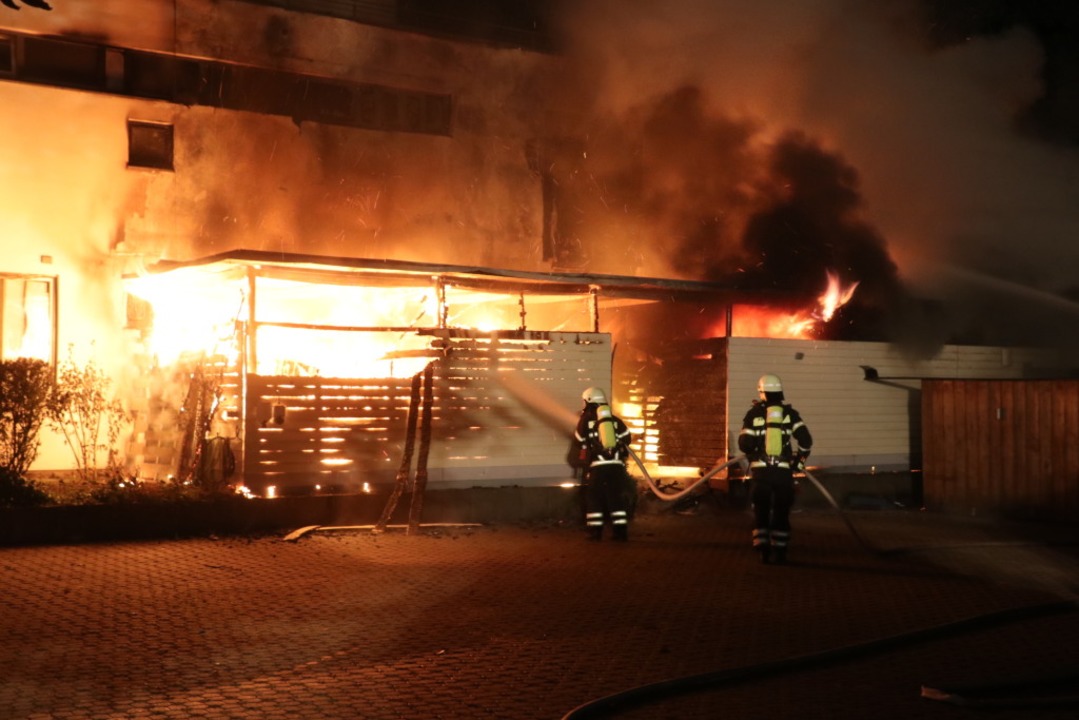 Die Feuerwehr hatte gegen einen Vollbr...triebes in Buchheim  ausgebrochen war.  | Foto: Josef Hügele