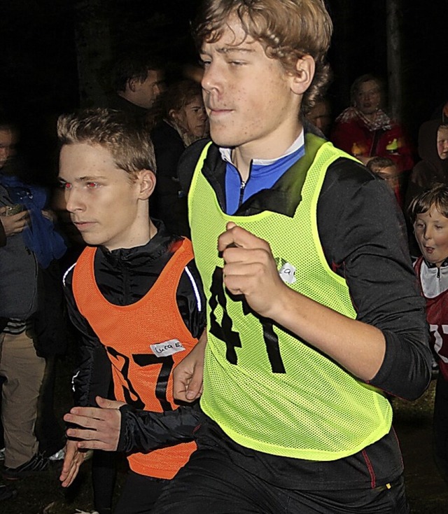 Alt und Jung starten beim Fackellauf  | Foto: Rolf-Dieter Kanmacher