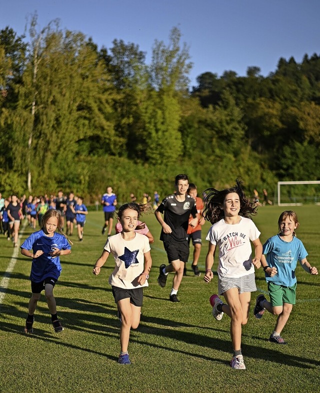 Kinder, Jugendliche und Erwachsene lie...erein aus Windenreute Runde um Runde.   | Foto: Alicia Florea