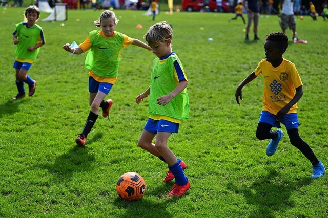Spielen ohne taktische Fesseln und mit...Ziel des neuen Kinderfuball-Konzepts.  | Foto: Achim Keller