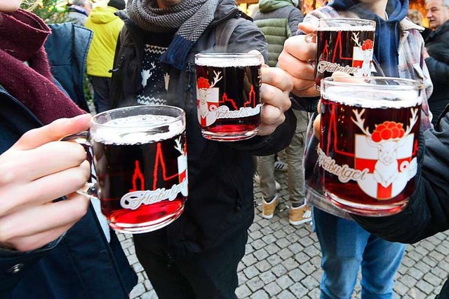 Einem Glhwein-Plausch auf dem Weihnachtsmarkt steht nichts mehr im Weg.  | Foto: Ingo Schneider