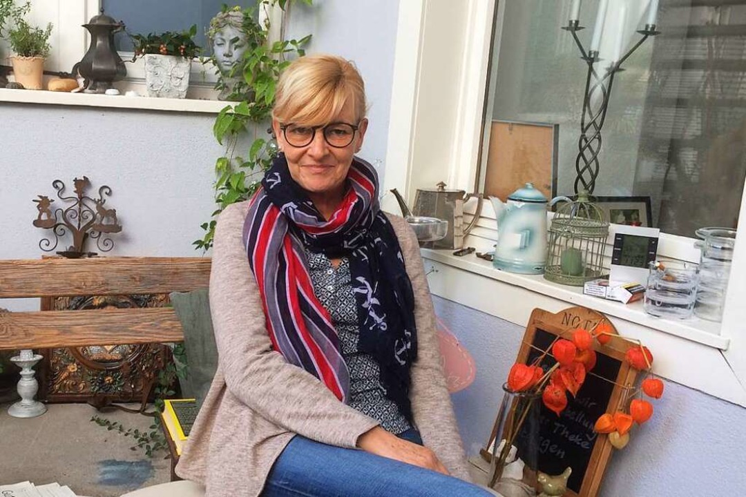 Sandra Bäumle sitzt im Innenhof ihres Trödelcafés  | Foto: Annemarie Rösch
