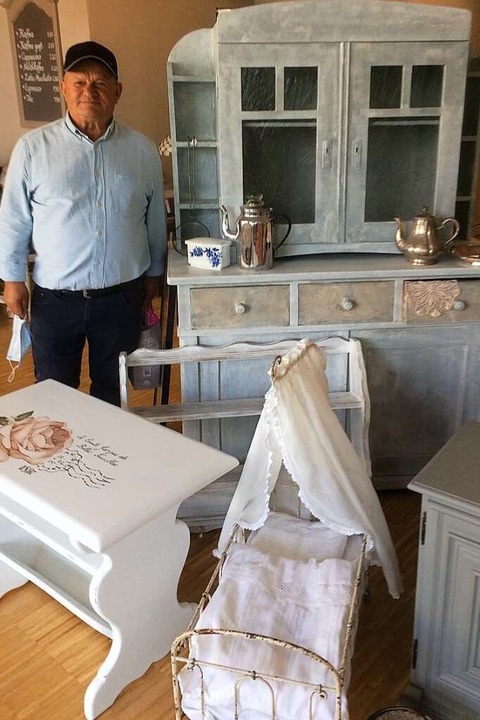 Djoka Djudjaj hat einen Schrank entdec...e Zeiten erinnert. Er steht neben ihm.  | Foto: Annemarie Rsch