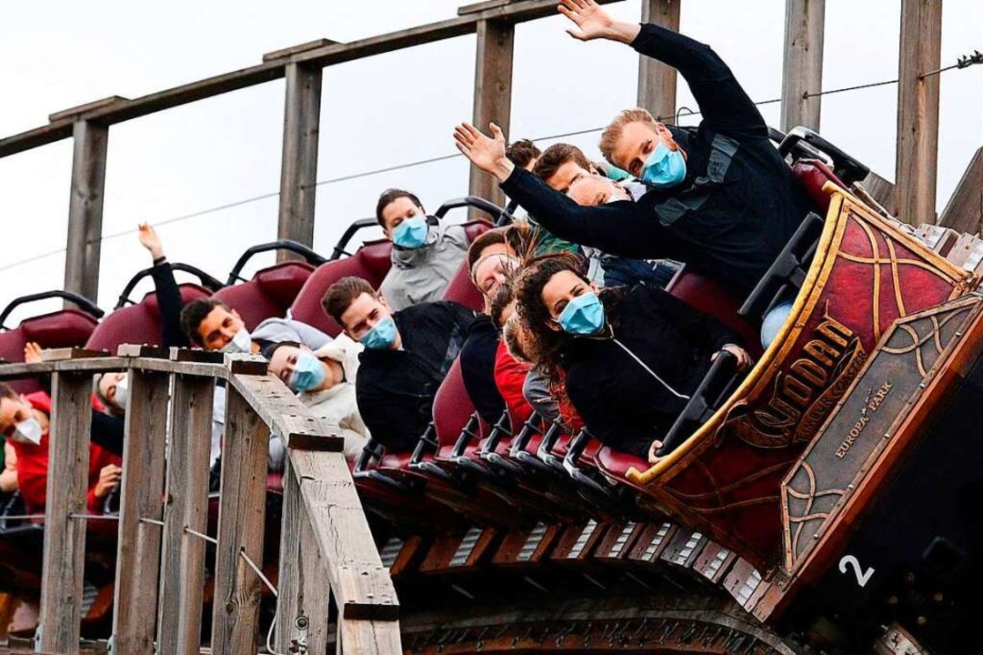 Auch in den Achterbahnen im Europa-Park gilt Maskenpflicht.  | Foto: SEBASTIEN BOZON (AFP)