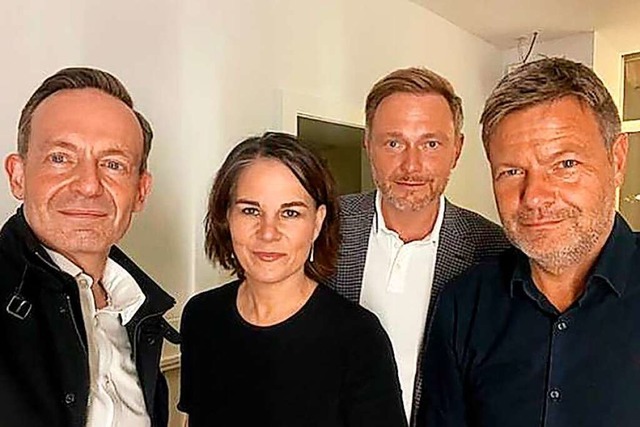 Dieses Selfie machte in den sozialen N...n am Dienstagabend an unbekanntem Ort.  | Foto: Volker Wissing (dpa)