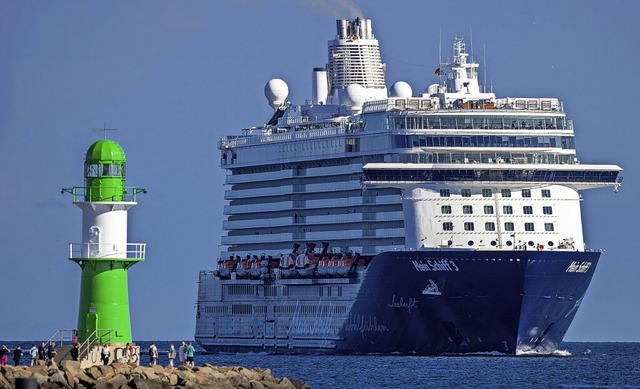 An Bord vieler Kreuzfahrtschiffe drfen ohnehin nur noch Geimpfte.  | Foto: Jens Bttner (dpa)