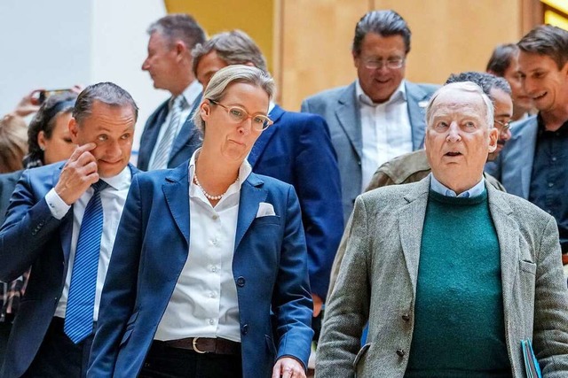 Tino Chrupalla (l-r), AfD-Bundesvorsit...eginn ihrer Fraktionssitzung zusammen.  | Foto: Kay Nietfeld (dpa)