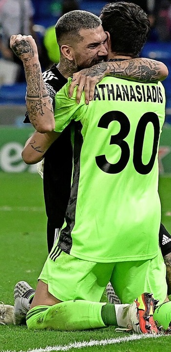 Dimitros Kolovos und Giorgos Athanasiadis feiern den Sieg.  | Foto: JAVIER SORIANO (AFP)