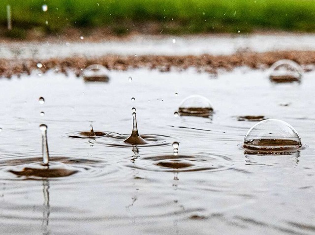 Welches Risiko geht von starkem Regen aus? Das wird jetzt ermittelt.  | Foto: Paul Zinken (dpa)