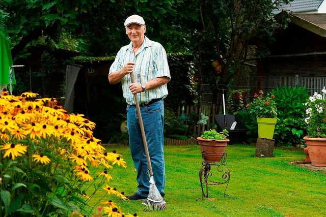 Rolf Guzik kann knapp zwei Wochen nach...re  wieder Gartenarbeiten verrichten.   | Foto: Ortenau Klinikum