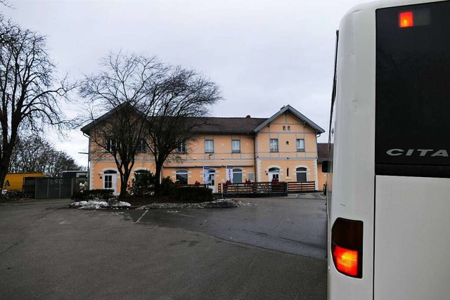 Auf dem Vorplatz des Heitersheimer Bah...am schon zu gefhrlichen Situationen.   | Foto: Simone Hhl