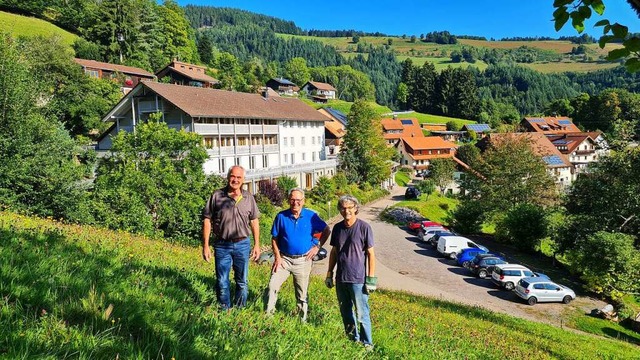 Rolf Kurek, Manfred Becker und Steffen...Zen-Meditationszentrum im Vordergrund.  | Foto: Gerald Nill