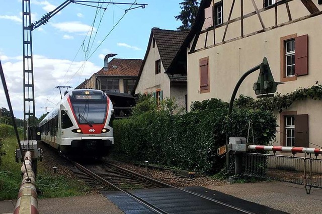 In Riehen reichen die Grundstcke bis direkt an die Bahn.  | Foto: Willi Adam