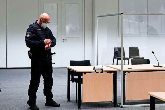 Ein Justizbeamter schaut vor dem Proze...gericht hat einen Haftbefehl erlassen.  | Foto: Markus Schreiber (dpa)