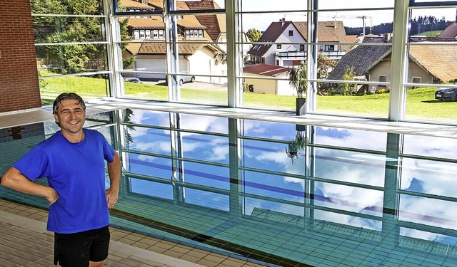 Schwimmmeister Iliyan Nikolov im Halle...rafenhausen freut sich auf die Saison.  | Foto: Wilfried Dieckmann