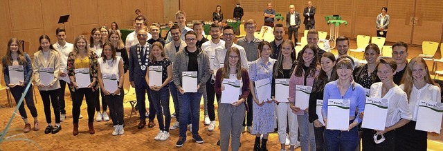 Nach der Preisverleihung  stellten sic...mit dem Brgermeister zum Gruppenfoto.  | Foto: Nikolaus Bayer