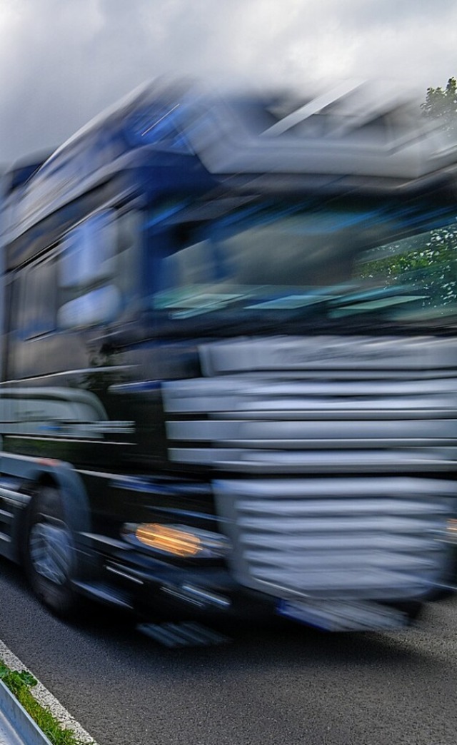 Lastwagen sind in den engen Ortsdurchfahrten  eine Belastung.  | Foto: Patrick Pleul