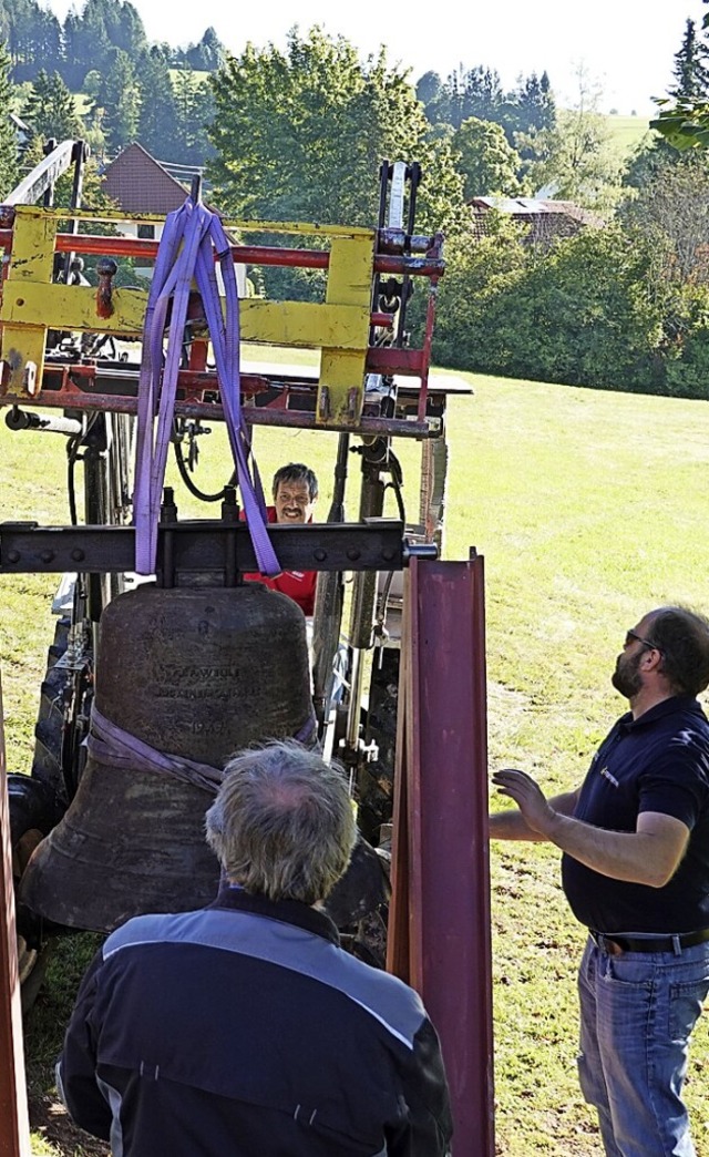 Die Eisenhartgussglocke des Hl. Josef wird in die St.-Wendelin-Kapelle gebracht.  | Foto: Hans-Jrgen Sackmann