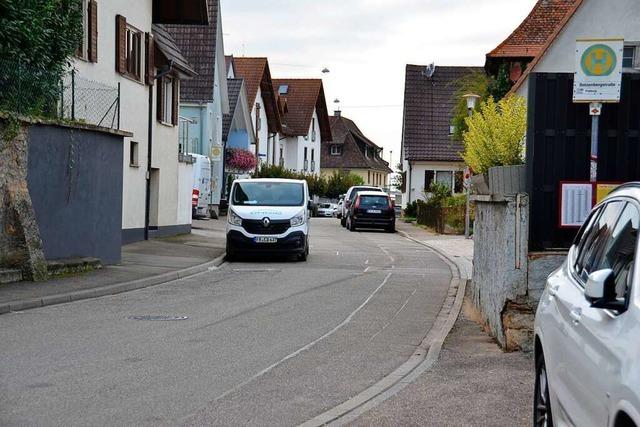 Parkende Autos sorgen für Ärger in Ehrenkirchen und sollen weg von der Straße