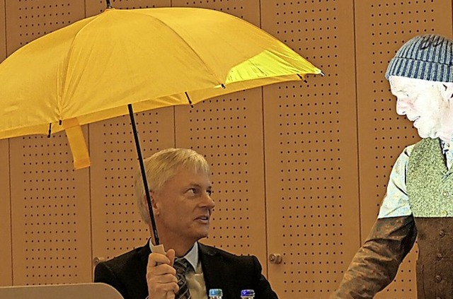 Brgermeister Benitz bekam von Andy Mller den gelben Schirm der Kulturbaustelle  | Foto: Hans-Peter Mller