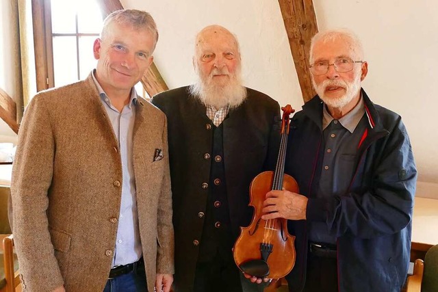 bergabe der Geige von Josef Bier (von... Alfons Bier und Spender Harald Fritz.  | Foto: Martin Wunderle