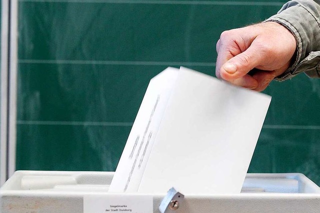 Die fehlende Ecke an einem Stimmzettel... von Wahlschablonen fr Sehbehinderte.  | Foto: Roland Weihrauch (dpa)