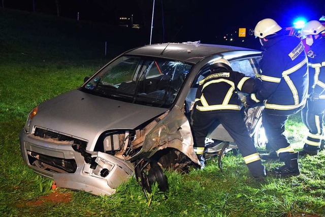 Die Feuerwehr befreite den im Wrack ei...er Rettung aus dem unwegsamen Gelnde.  | Foto: kamera24