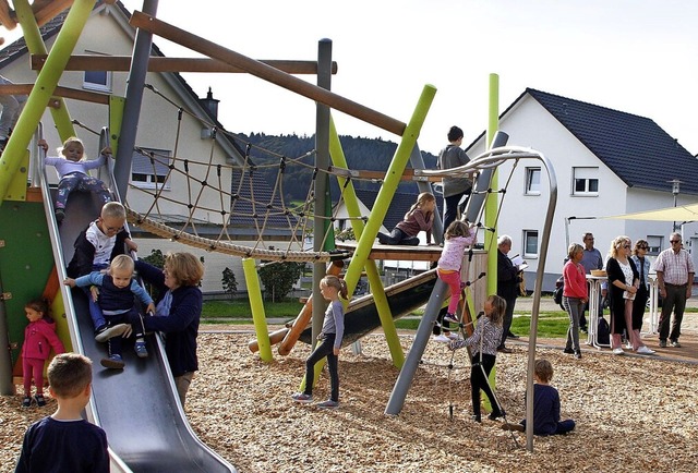 Rutschen, Klettern, Toben &#8211; der neue Spielplatz wird angenommen.   | Foto: Heidi Fel