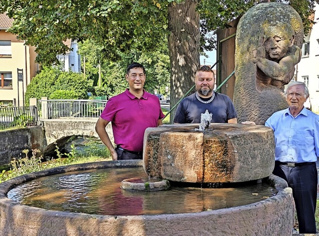 Brgermeister Markus Hollemann, Alfred...n, in dem das Wasser wieder sprudelt.   | Foto: Gemeinde Denzlingen