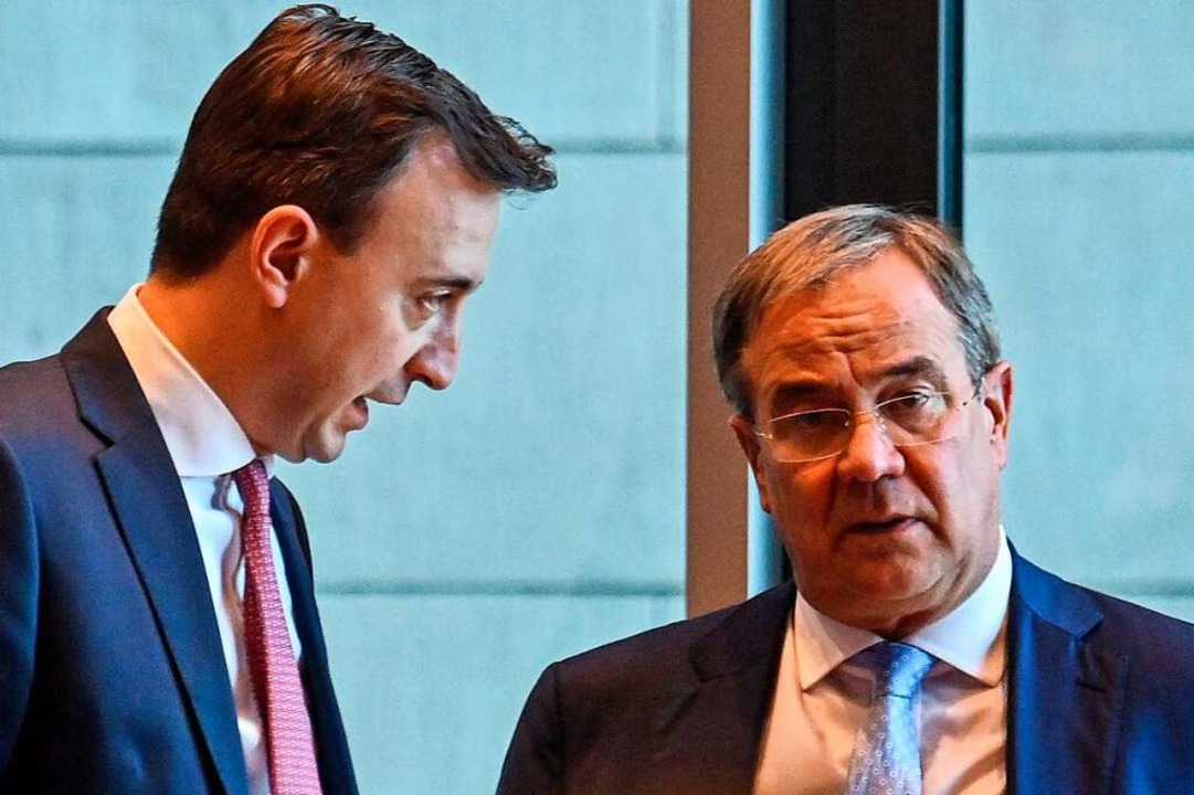 Blick ins Ungewisse: Armin Laschet (re... und  CDU-Generalsekretär Paul Ziemiak  | Foto: JOHN MACDOUGALL (AFP)
