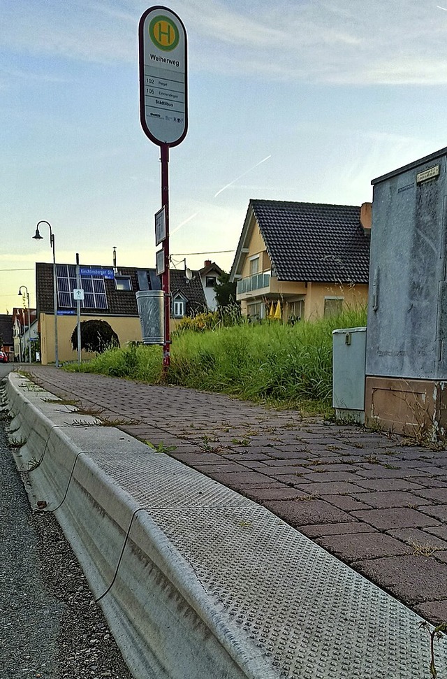 Zwei Haltestellen in Knigschaffhausen haben bereits die hheren Bordsteine.   | Foto: Martin Wendel