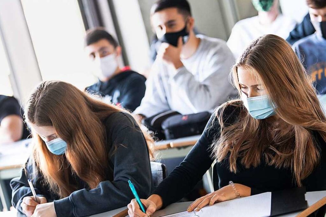 Wie lange tragen Schüler noch eine Mun...ie Maskenpflicht zeitnah abzuschaffen.  | Foto: Matthias Balk (dpa)