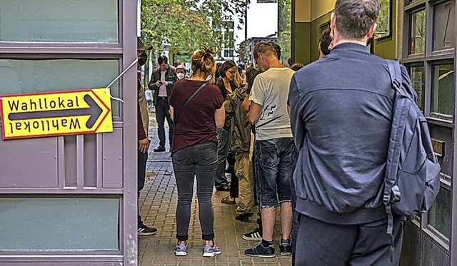 Bis zu zwei Stunden Wartezeit bei Wahlen in Berlin  | Foto: Georg Hilgemann (dpa)