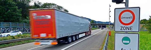 Bislang geht die Schranke (Hintergrund...tige Pfrtnerampel installiert werden.  | Foto: Michael Bamberger