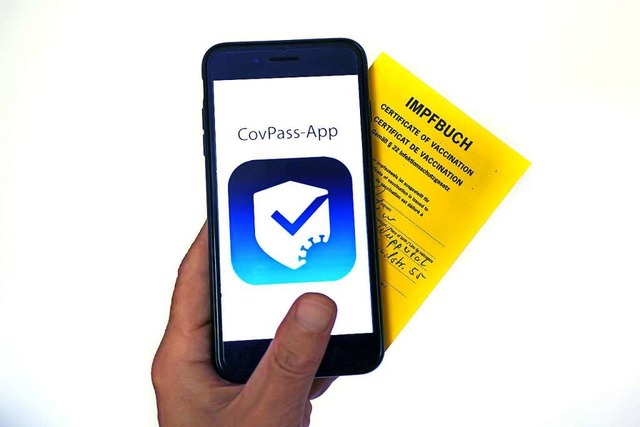 Den Impfpass sollte man nicht als Foto im Internet posten.  | Foto: Oliver Berg (dpa)