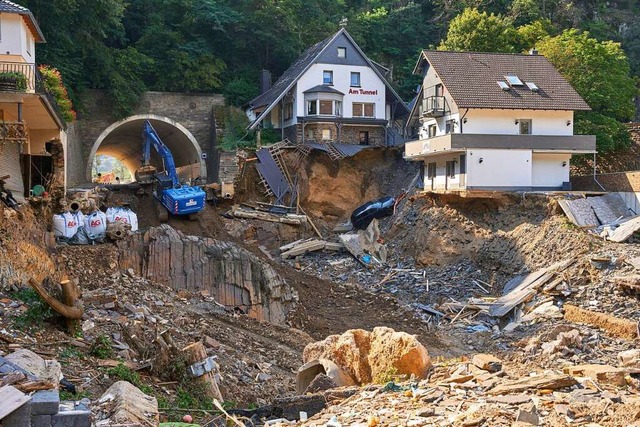 Durch die Flut zerstrte Huser in Alt...individuelle Lsungen gefunden werden.  | Foto: Thomas Frey (dpa)