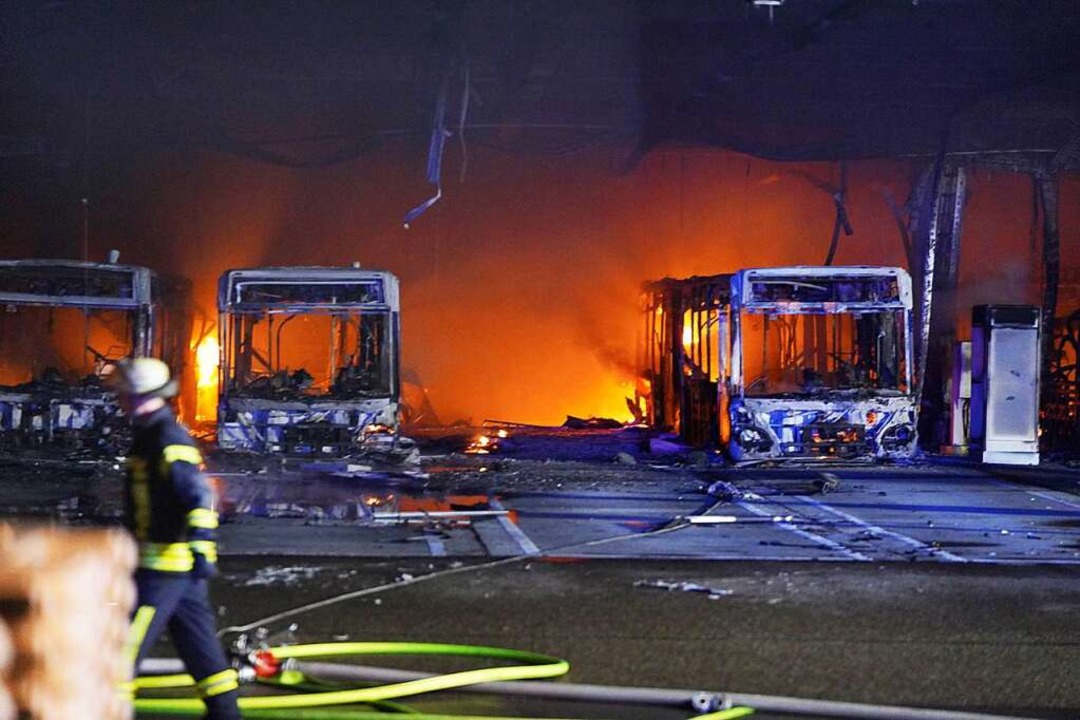 Großbrand in Stuttgarter Busdepot zerstört 20 Busse  | Foto: Andreas Rosar (dpa)