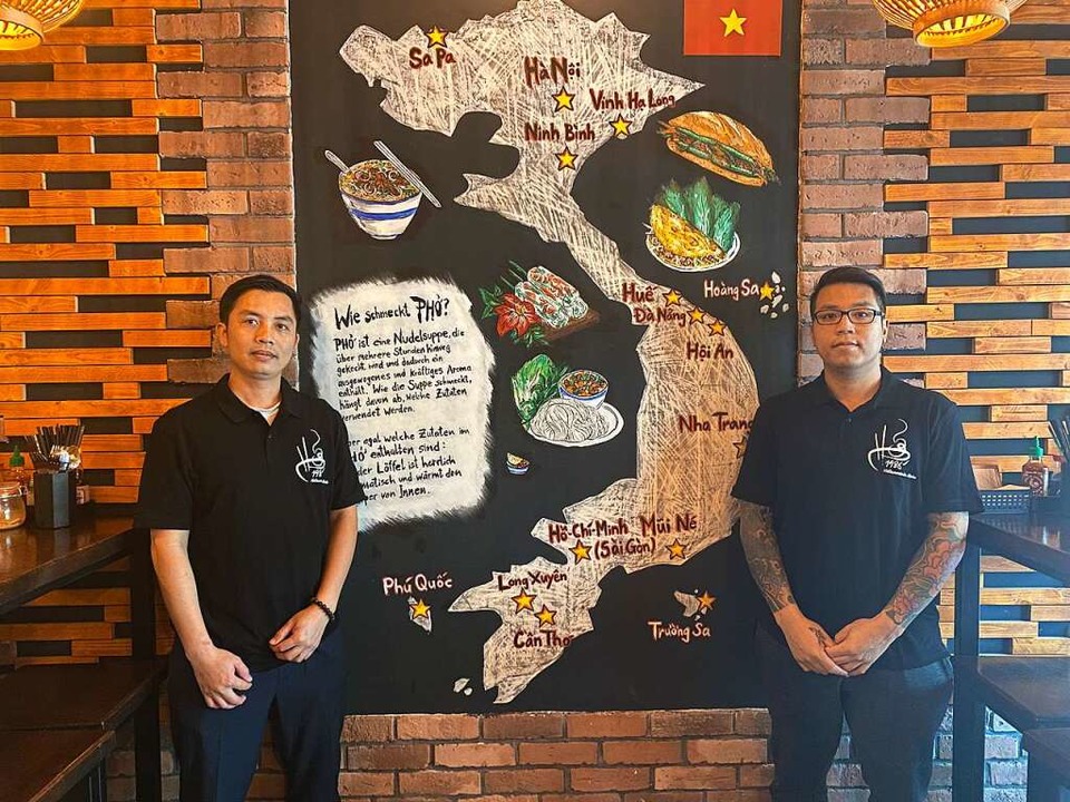 Dai Van Ly  (links) mit Mitarbeiter Kh... im Restaurant vor der Karte Vietnams.  | Foto: Fabian Hajraj