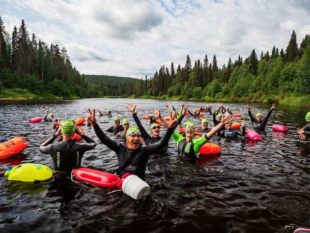 Mit Schwimmsack und Stolz: die Teilneh...ometer langen Schwimm-Tour im  Oulanka  | Foto: Katja Ruhardt