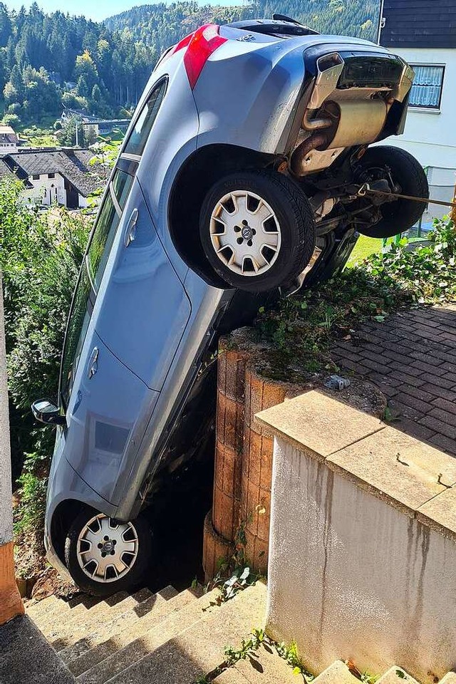 Ein Auto in Lenzkirch hat einen Abflug gemacht.  | Foto: Kamera24