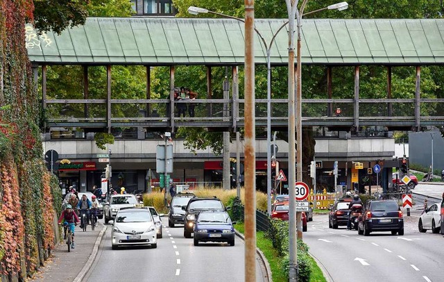 Die Spur ganz links im Bild soll ab ko...r sechs Monate zum Fahrradweg werden.   | Foto: Thomas Kunz