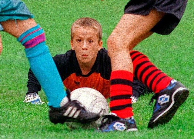 Konzentration auf den Ball: Im Fuball...ilt es, hellwach zu sein (Symbolfoto).  | Foto: Roland Holschneider