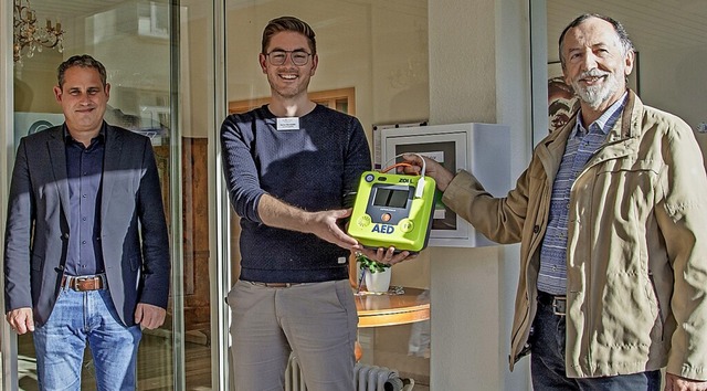 Dirk Harscher, Kehat Merstetter und Gu...der bergabe des neuen Defibrillators   | Foto: Paul Eischet